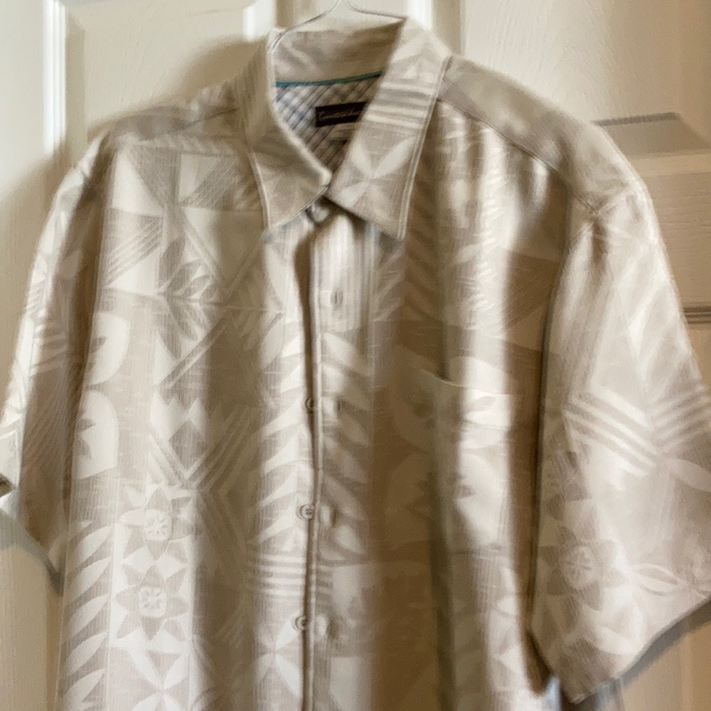 Quicksilver men’s short sleeve casual palm shirt L shoulder 20”,length 29”,